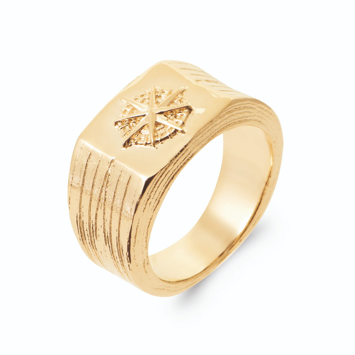 Bague chevalière rectangulaire gravée d’une rose des vents en plaqué or, vue de trois quarts