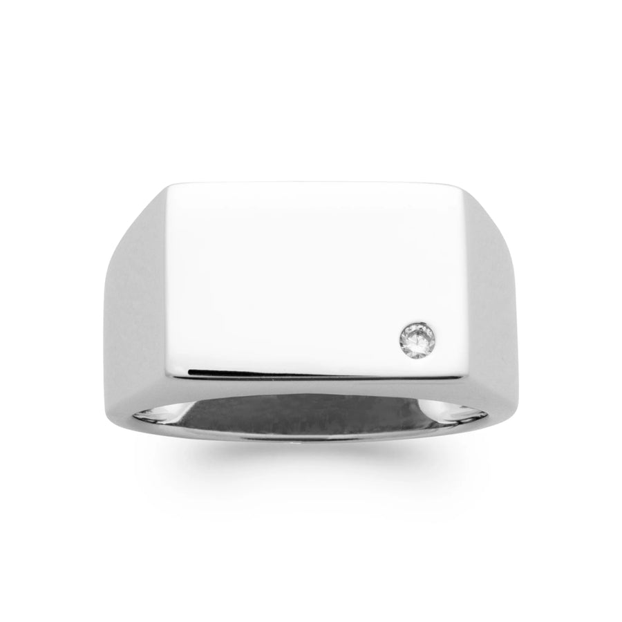 Bague chevalière rectangulaire sertie d’un zircon en argent rhodié homme, portée à la main