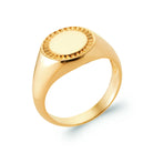 Bague chevalière ronde bordure cannelée sans pierre en plaqué or, vue de trois quarts