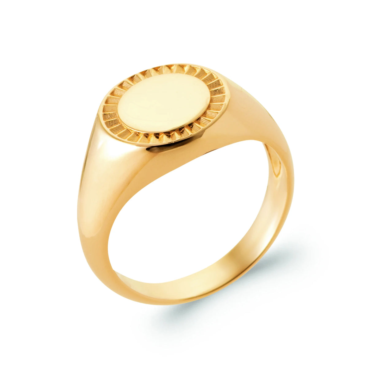 Bague chevalière ronde bordure cannelée sans pierre en plaqué or, vue de trois quarts