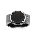 Bague chevalière ronde noire sur anneau martelé en argent 925 vu de profil