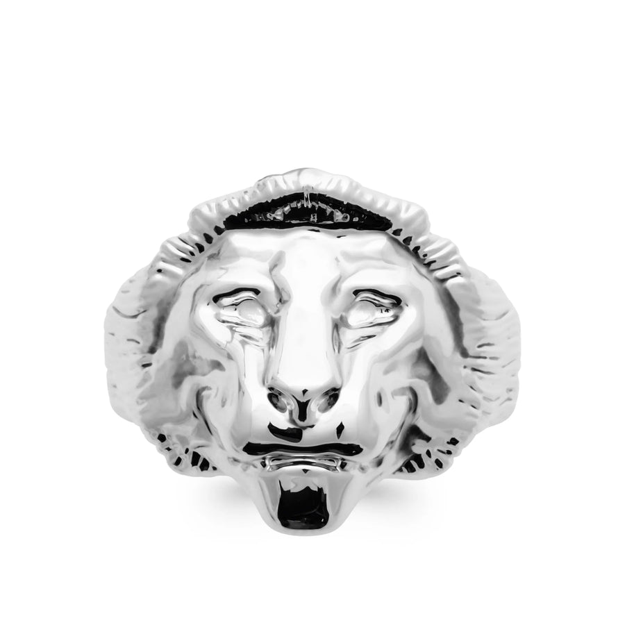 Bague chevalière tête de lion en argent 925, portée à la main