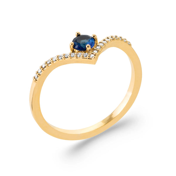 Bague chevron pavé de zircons et pierre bleu saphir en plaqué or, vue de trois quarts