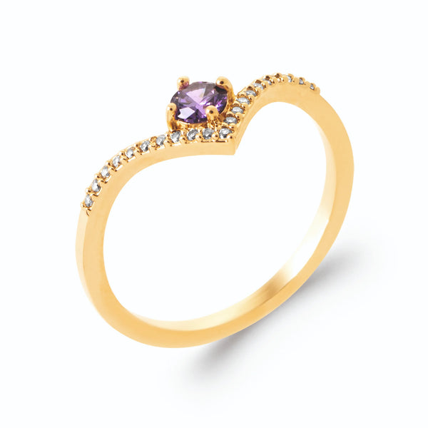 Bague chevron pavé de zircons et pierre violette en plaqué or, vue de trois quarts