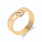 Bague cinq fils d’or en boucle et bords pavés de zircons en plaqué or, vue de trois quarts