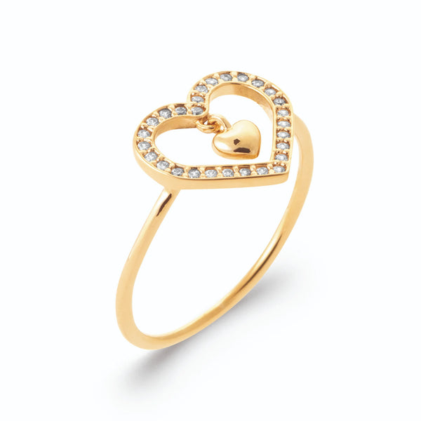 Bague cœur ajouré pavé de zircons et petit cœur suspendu en plaqué or, vue de trois quarts
