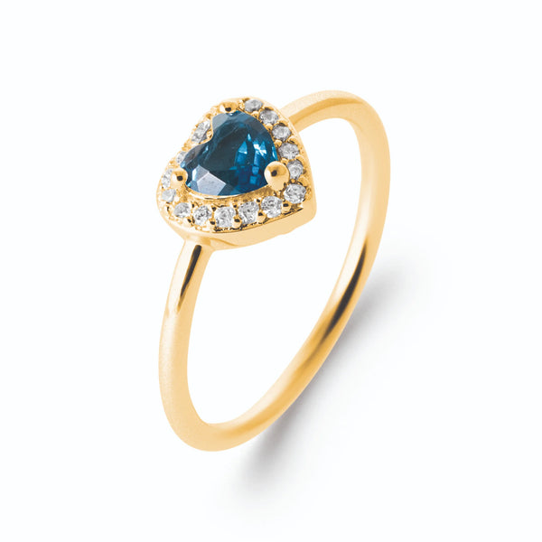 Bague cœur bleu saphir et entourage de zircons en plaqué or, vue de trois quarts