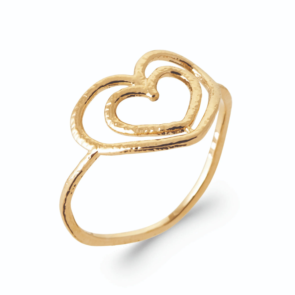 Bague cœur double contour en fil d’or texturé en plaqué or, vue de trois quarts