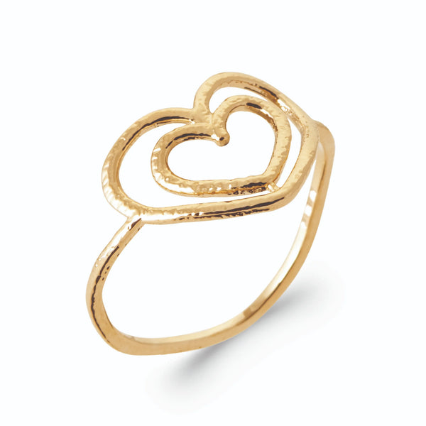 Bague cœur double contour en fil d’or texturé en plaqué or, vue de trois quarts