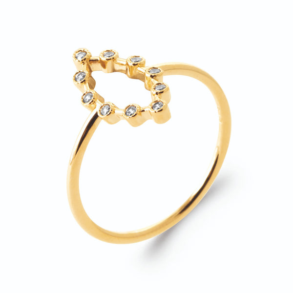 Bague contour de navette ajouré en zircons sertis clos en plaqué or, vue de trois quarts