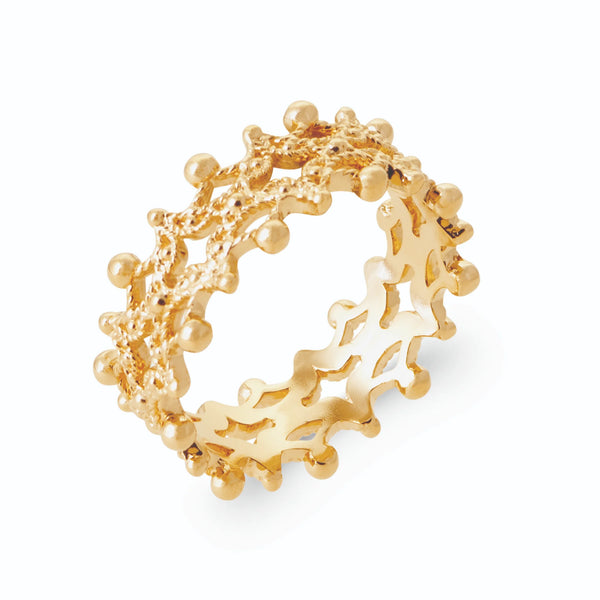 Bague couronne ajourée de grains d’or et fleurettes perlées en plaqué or, vue de trois quarts