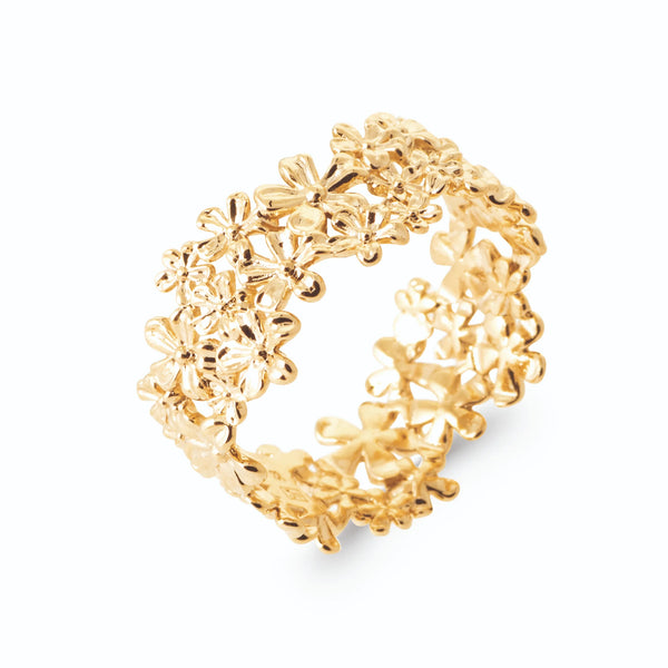 Bague couronne de petites fleurs ajourées en plaqué or, vue de trois quarts