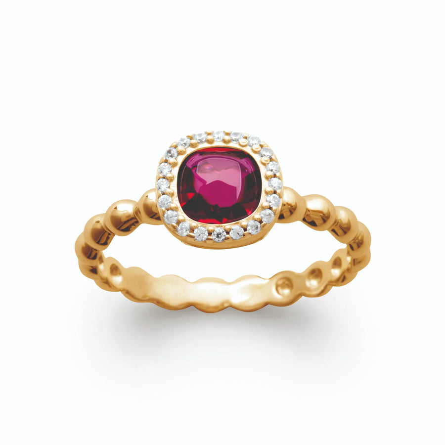 Bague pierre coussin rouge framboise entourage de zircons anneau perlé en plaqué or, portée à la main