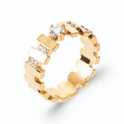Bague créneaux d’or pavés de zircons et zircon central en plaqué or, vue de trois quarts