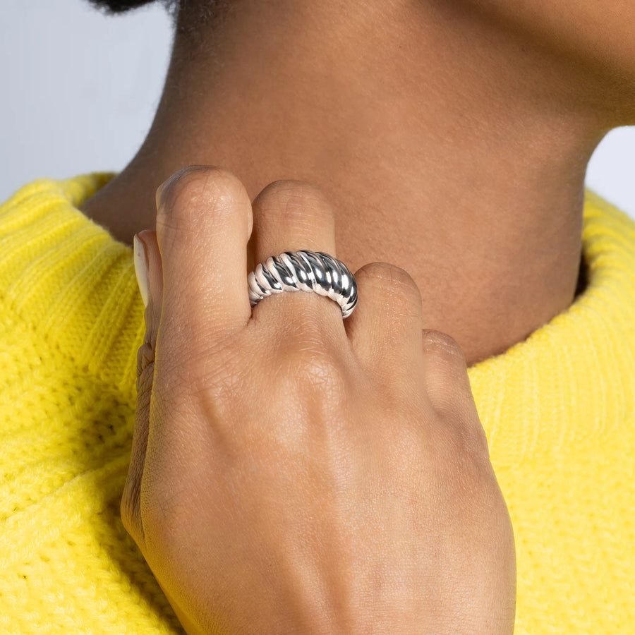 Bague croissant godronnée en argent 925 rhodié, portée à la main