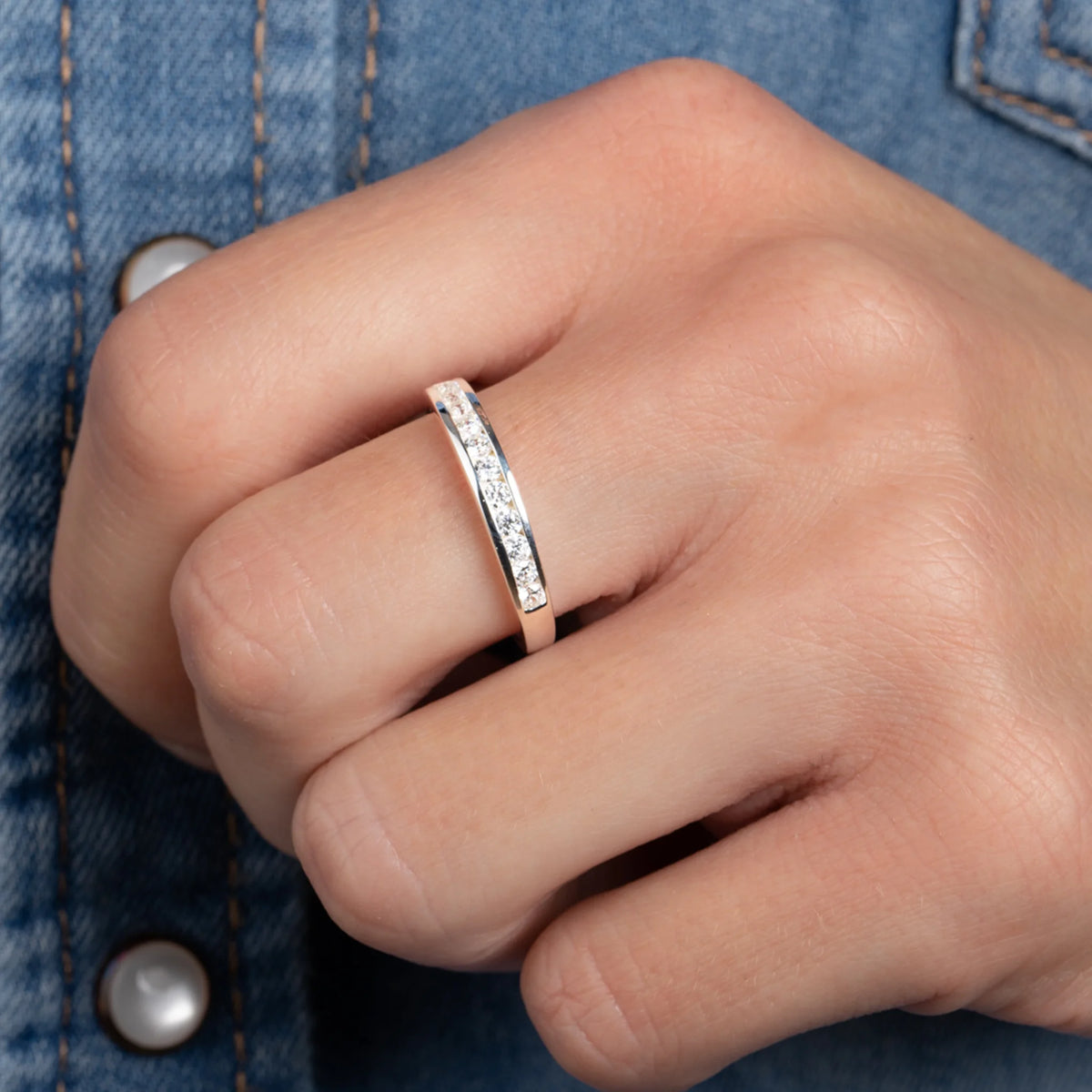 Bague demi-alliance serti rail de zircons en argent 925, portée à la main