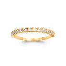 Bague demi-rivière fine de zircons en serti griffes plaqué or, vue de face
