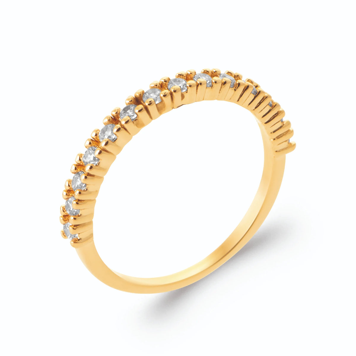 Bague demi-rivière fine de zircons en serti griffes en plaqué or, vue de trois quarts