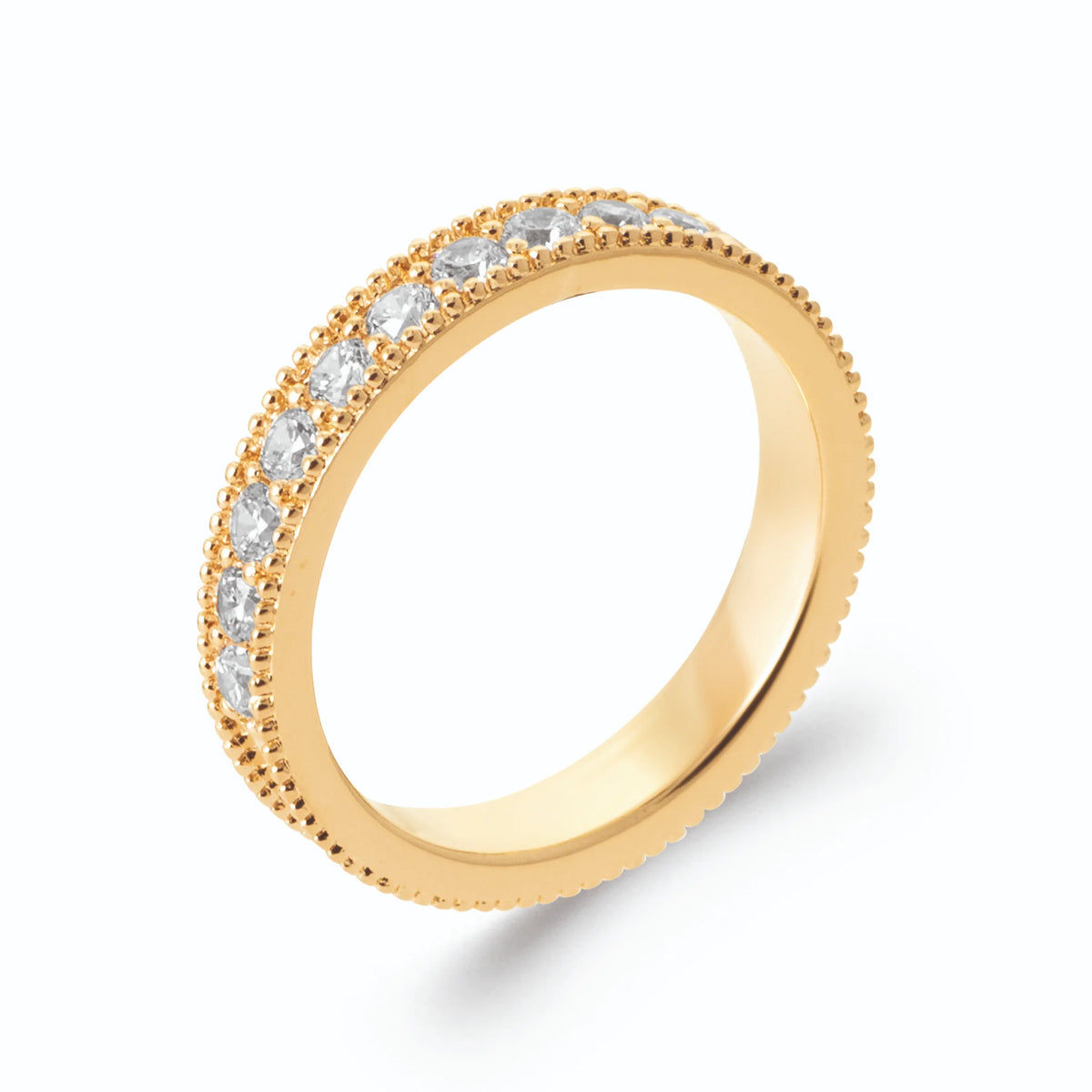 Bague demi-rivière de zircons et bords perlés en plaqué or, vue de trois quarts