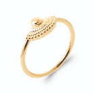 Bague demi-soleil de grains d’or et bille au sommet en plaqué or, vue de trois quarts