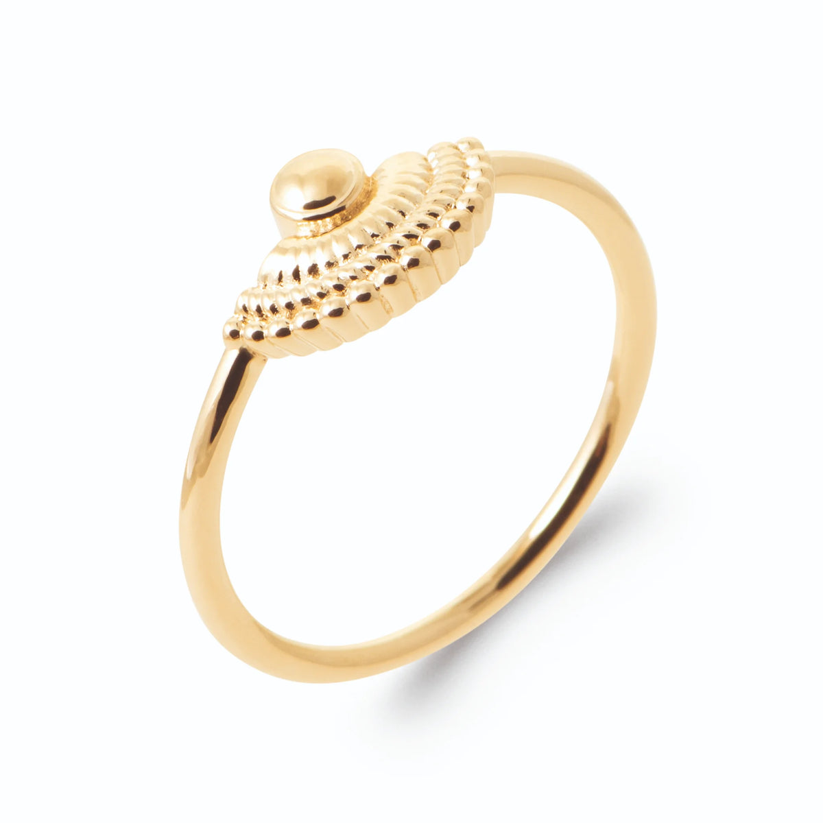 Bague demi-soleil de grains d’or et bille au sommet en plaqué or, vue de trois quarts