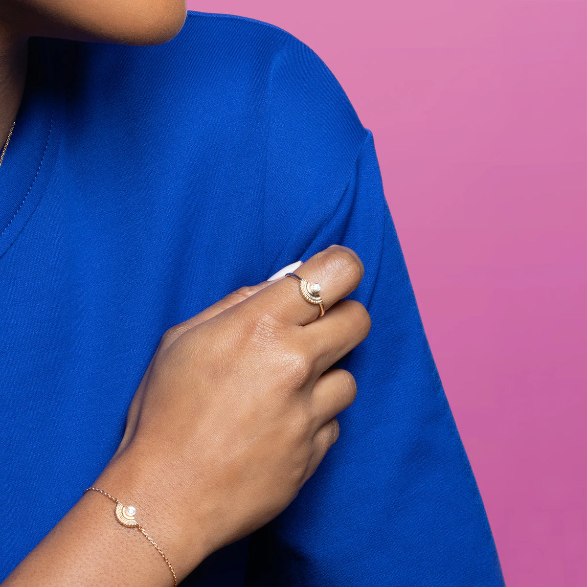 Bague demi-soleil de grains d’or et zircon au sommet plaqué or portée à la main