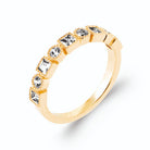 Bague demi-tour zircons carrés et ronds en plaqué or, vue de trois quarts