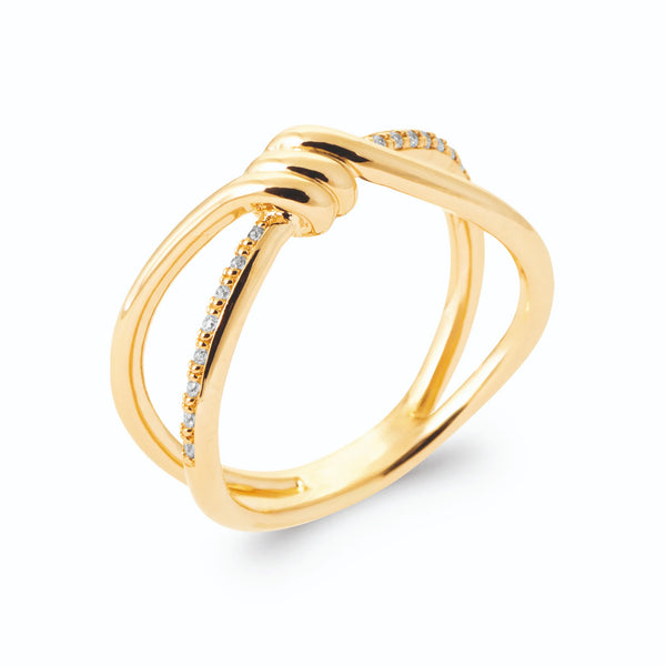 Bague deux anneaux croisés pavé et lisse liés par un nœud en plaqué or, vue de trois quarts