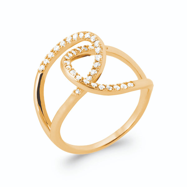 Bague deux anneaux enlacés en boucle pavée de zircons en plaqué or, vue de trois quarts