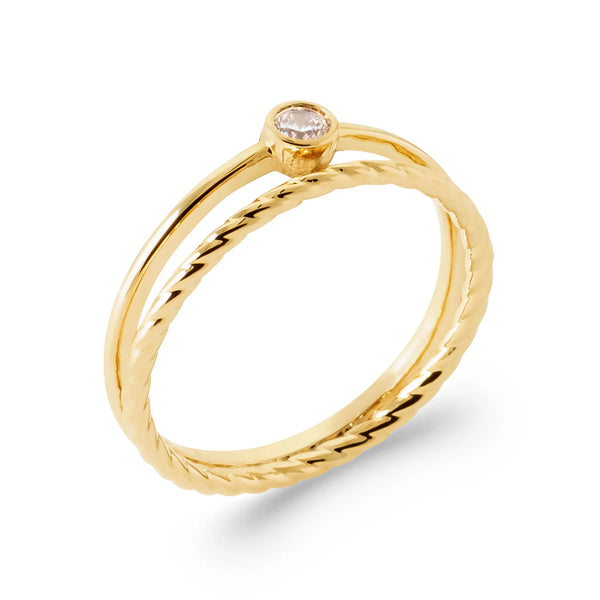 Bague deux anneaux torsadé et lisse réunis par un zircon en plaqué or, vue de trois quarts
