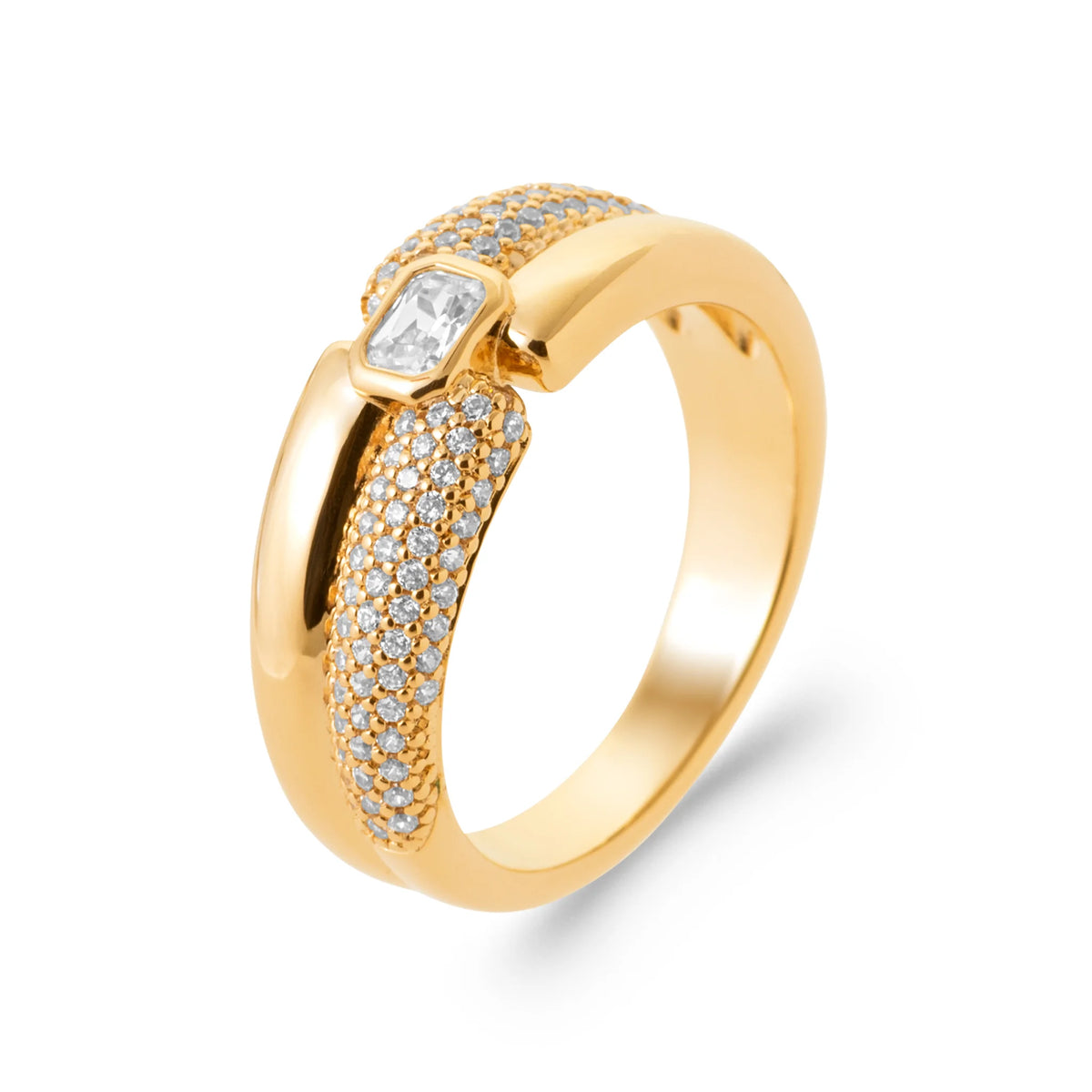 Bague deux bandes pavées décalées et zircon rectangulaire en plaqué or, vue de trois quarts
