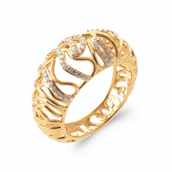 Bague dôme ajourée arabesques et lignes de micro-zircons en plaqué or, vue de trois quarts
