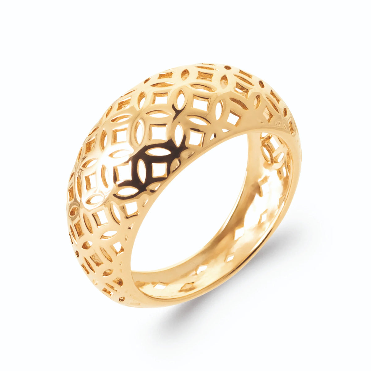 Bague dôme ajourée cercles entrecroisés sans pierre en plaqué or, vue de trois quarts