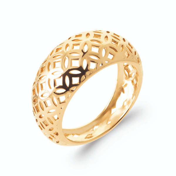 Bague dôme ajourée cercles entrecroisés sans pierre en plaqué or, vue de trois quarts