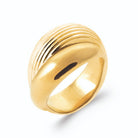 Bague dôme bombé mi-rainuré mi-poli en plaqué or, vue de trois quarts