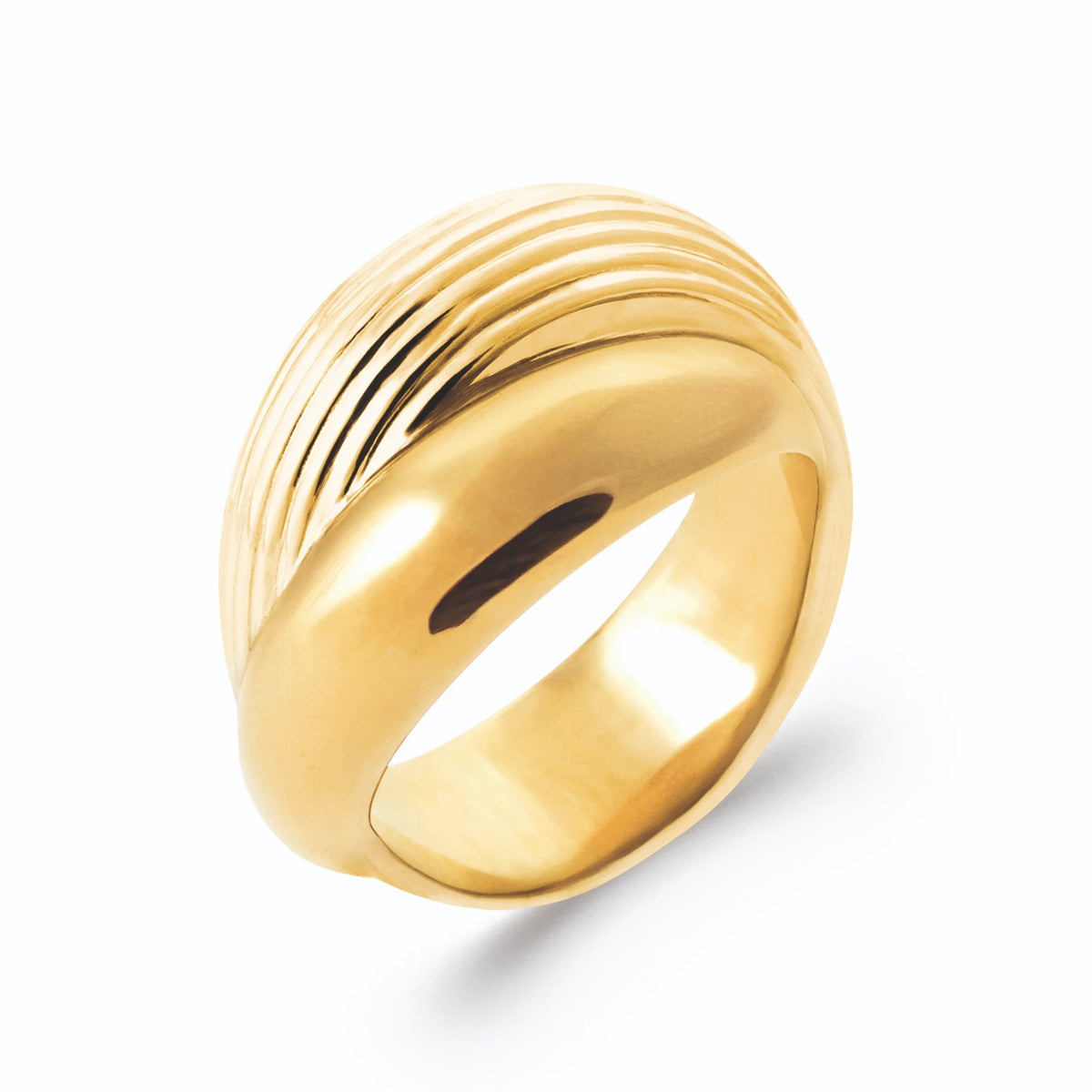 Bague dôme bombé mi-rainuré mi-poli en plaqué or, vue de trois quarts