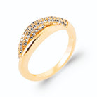 Bague dôme croisé pavé de zircons en plaqué or, vue de trois quarts