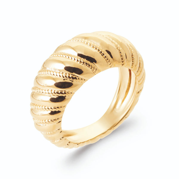 Bague dôme croissant à godrons lisses et perlés en plaqué or, vue de trois quarts