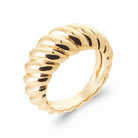 Bague dôme croissant à godrons lisses torsadés en plaqué or, vue de trois quarts