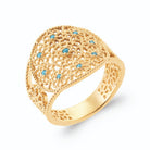 Bague dôme dentelle filigranée petites pierres turquoise en plaqué or, vue de trois quarts