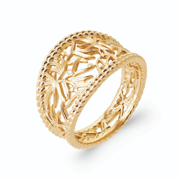 Bague dôme dentelle d’or ajourée florale et bordures perlées en plaqué or, vue de trois quarts