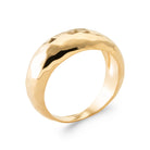Bague dôme à facettes martelées en plaqué or