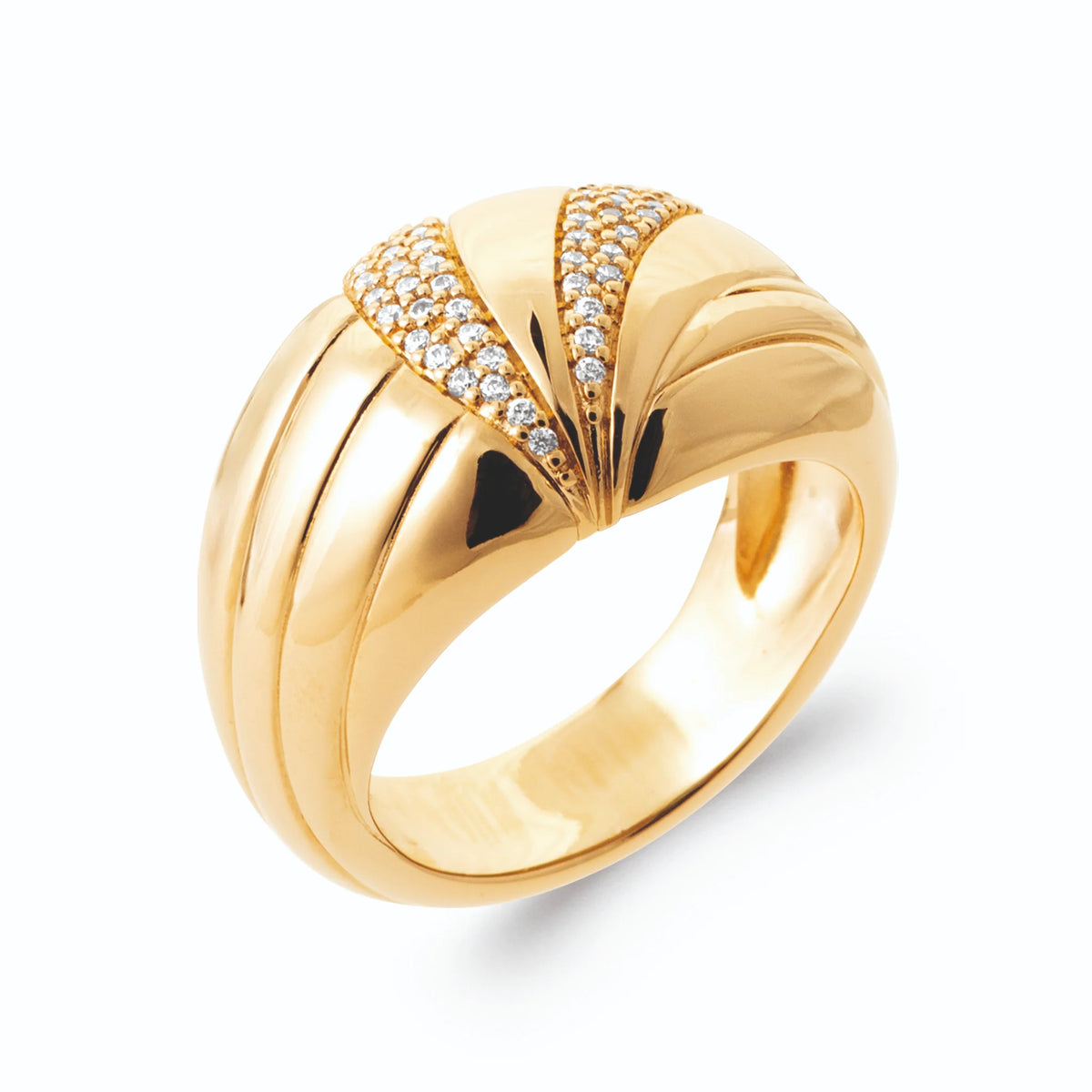 Bague dôme godrons en éventail et branches pavées de zircons en plaqué or, vue de trois quarts