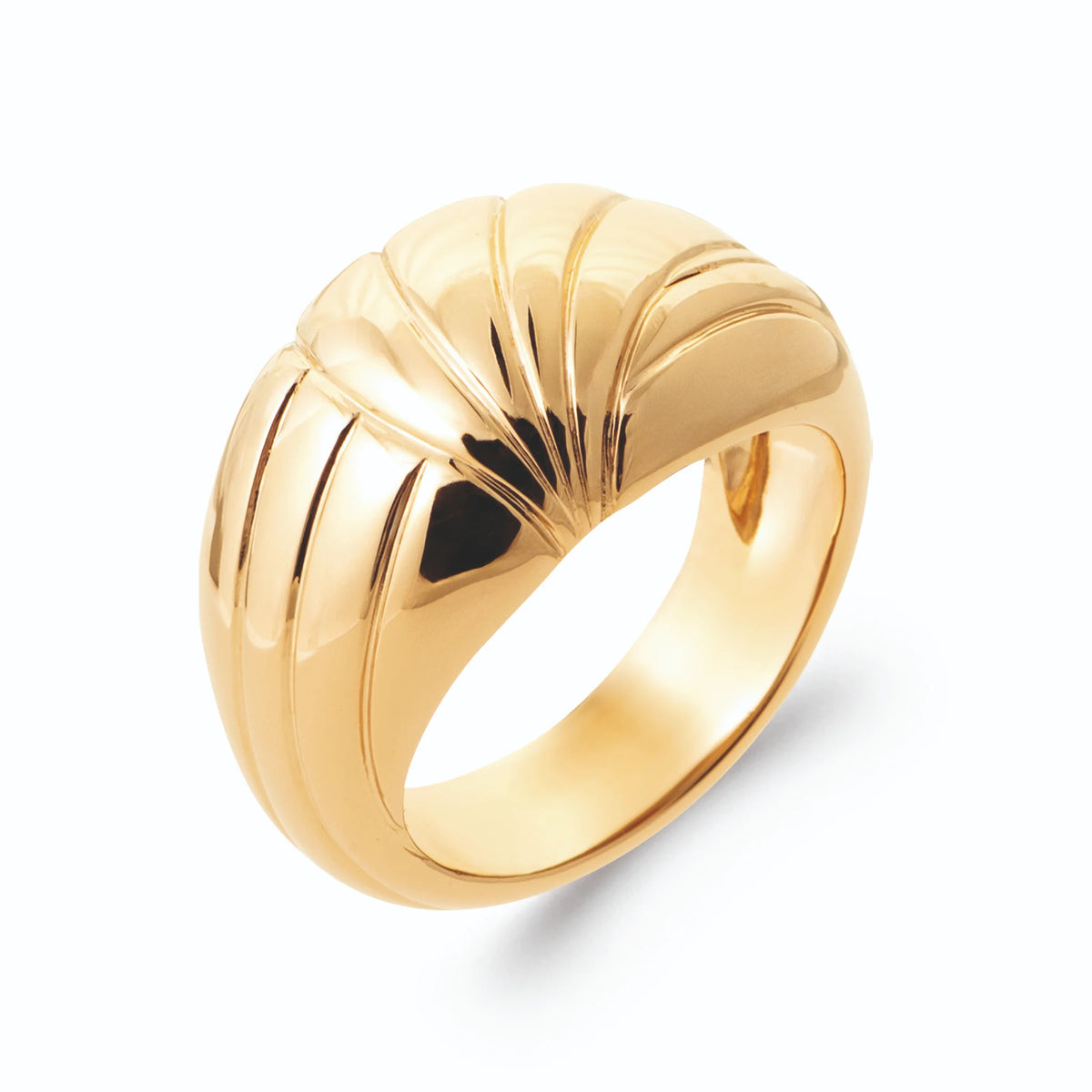 Bague dôme godrons en éventail sans pierre en plaqué or, vue de trois quarts