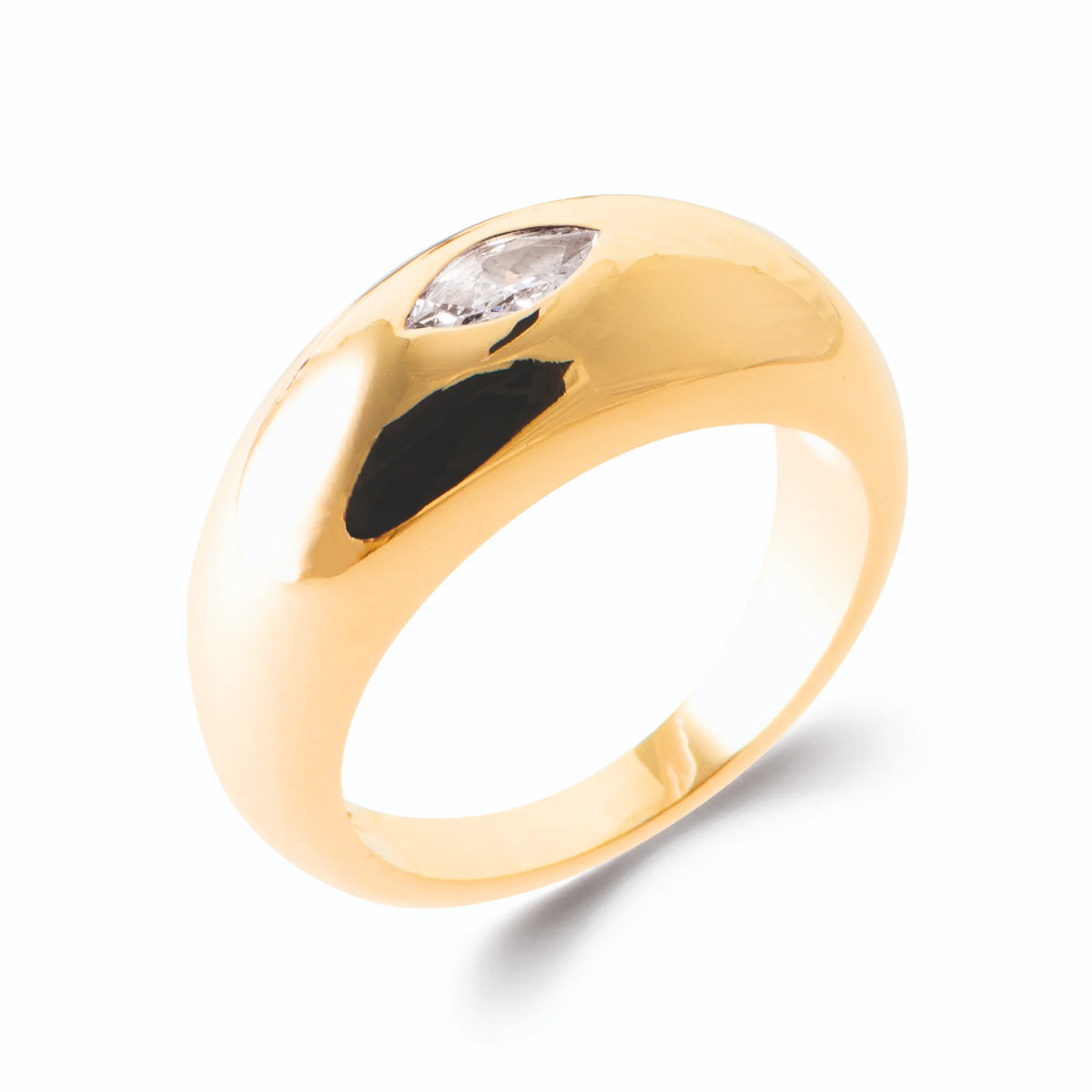 Bague dôme large et généreuse avec zircon navette en plaqué or, vue de trois quarts