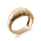 Bague dôme rainurée de fines lignes verticales en plaqué or