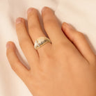 Bague dôme striée ligne verticale de zircons en plaqué or