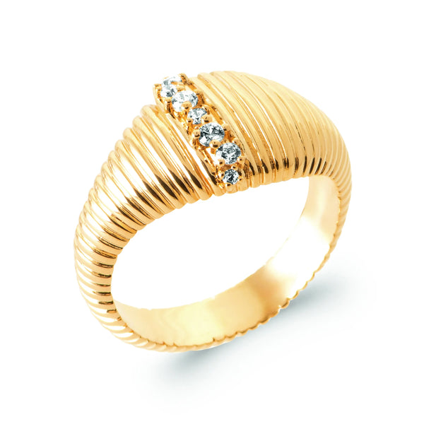 Bague dôme striée ligne verticale de zircons en plaqué or, vue de trois quarts