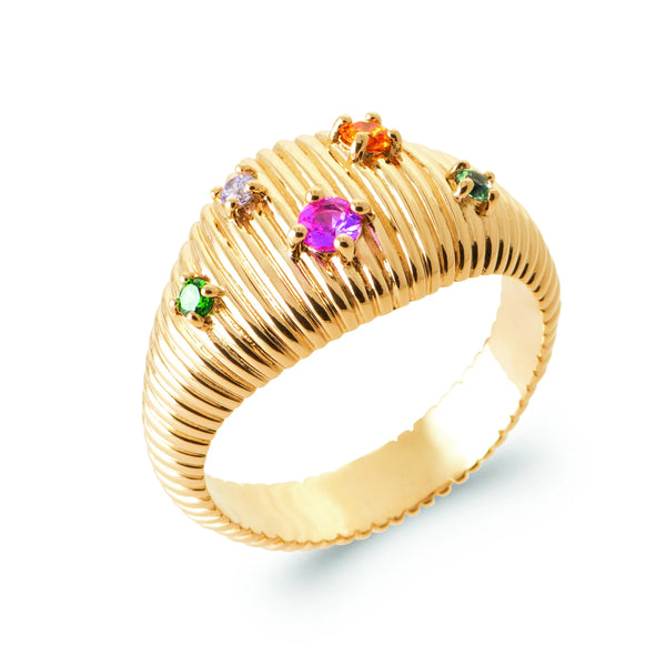 Bague dôme striée pierres multicolores éparpillées en plaqué or, vue de trois quarts