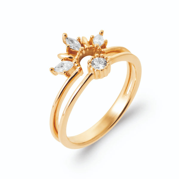 Bague double anneau couronne de zircons navettes et zircon rond en plaqué or, vue de trois quarts